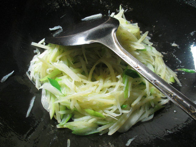 大葱土豆丝步骤7