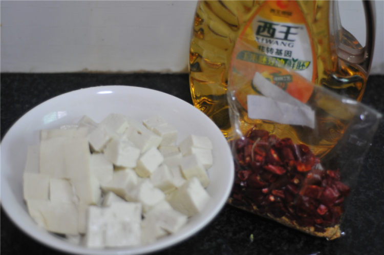 香辣牛肉末烧豆腐步骤1