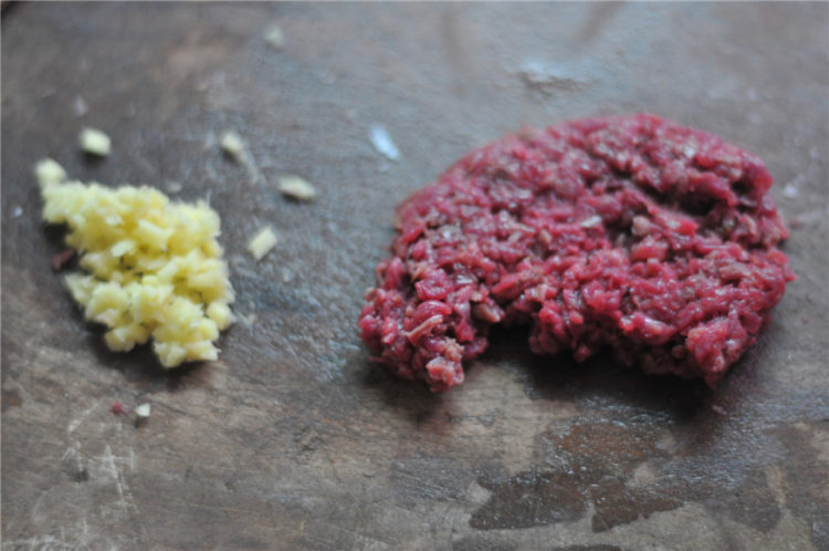 香辣牛肉末烧豆腐步骤2