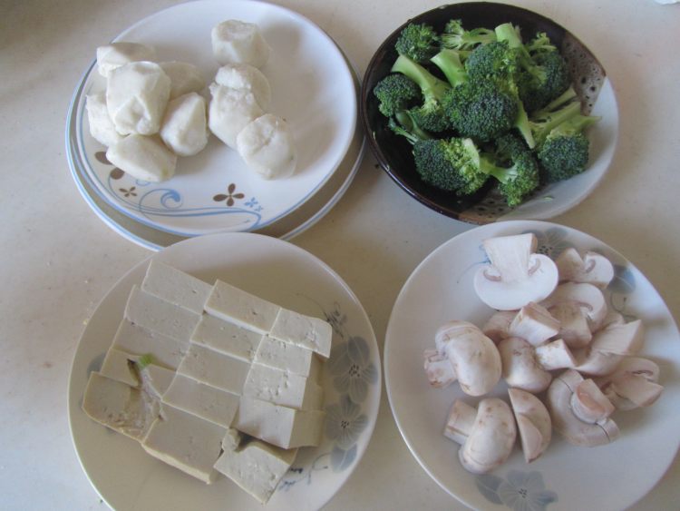 豆腐口蘑西兰花烩鱼丸步骤1