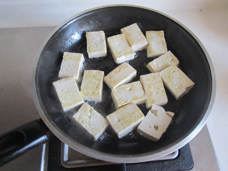 豆腐口蘑西兰花烩鱼丸步骤2