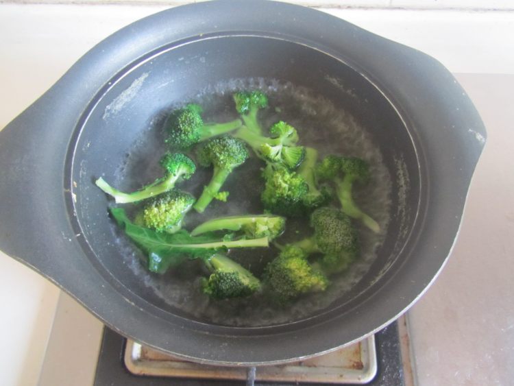 豆腐口蘑西兰花烩鱼丸步骤4