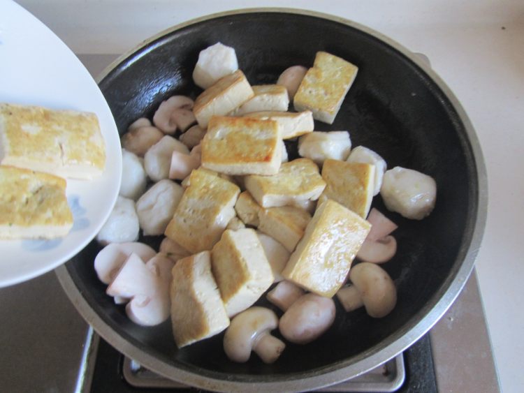 豆腐口蘑西兰花烩鱼丸步骤7