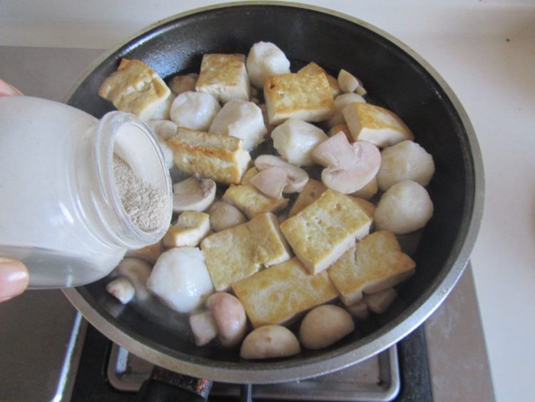 豆腐口蘑西兰花烩鱼丸步骤8