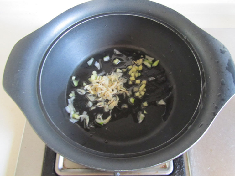 菠菜口蘑烩豆腐泡步骤4