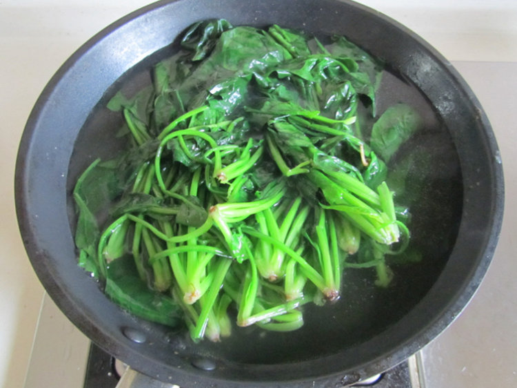 菠菜口蘑烩豆腐泡步骤2
