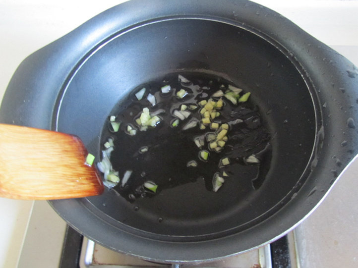 菠菜口蘑烩豆腐泡步骤3