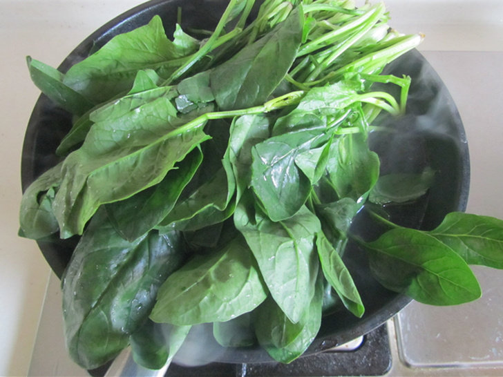 菠菜口蘑烩豆腐泡步骤1