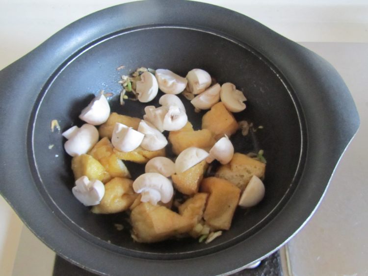 菠菜口蘑烩豆腐泡步骤6