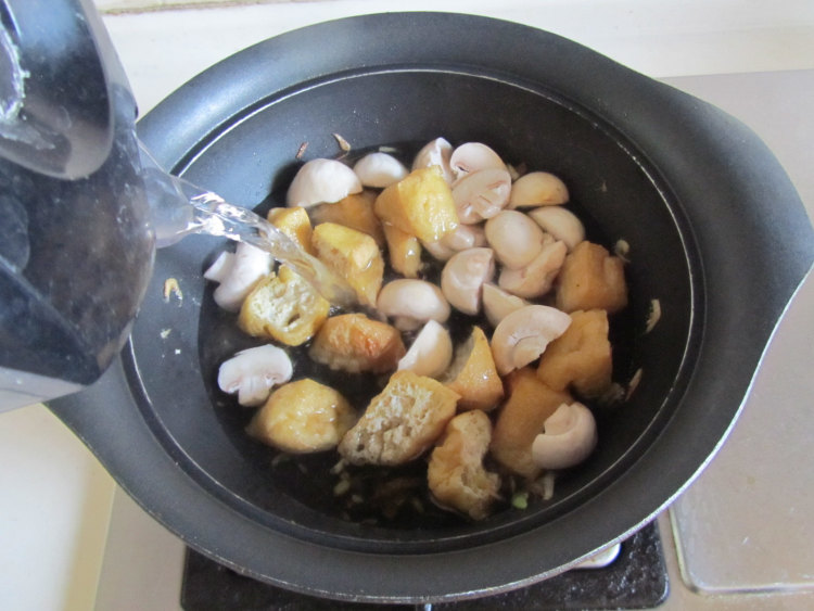 菠菜口蘑烩豆腐泡步骤7