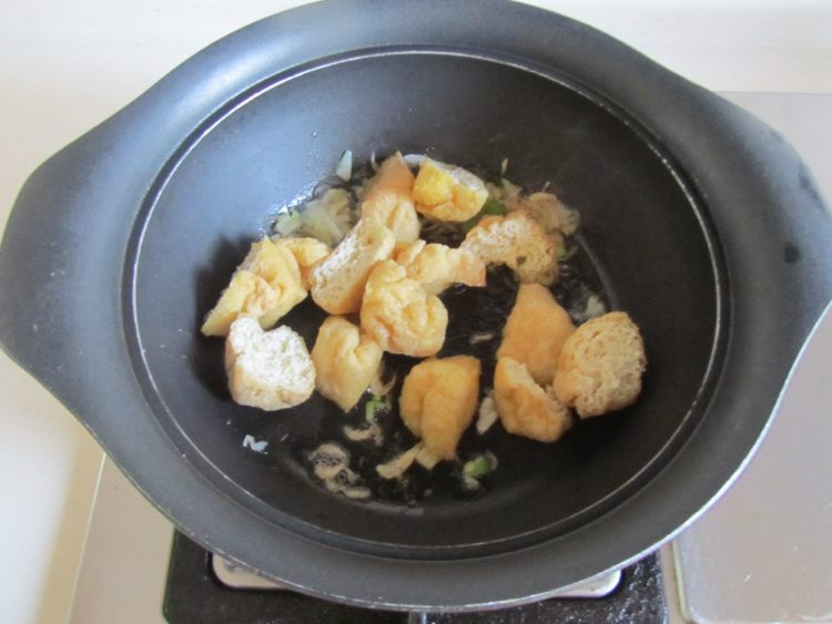 菠菜口蘑烩豆腐泡步骤5