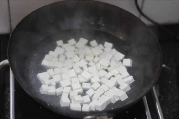 香菇酱蚝油豆腐步骤1