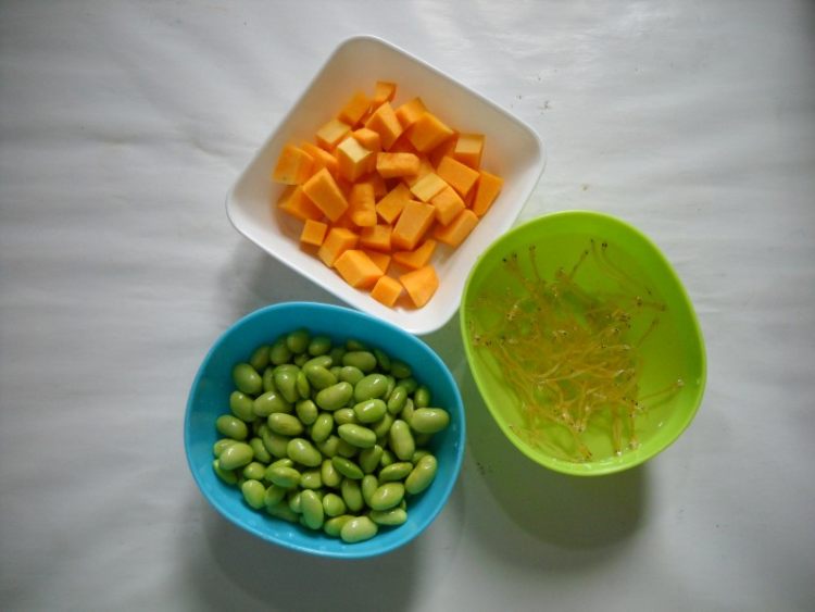 蒜香瓜豆烩银鱼步骤2