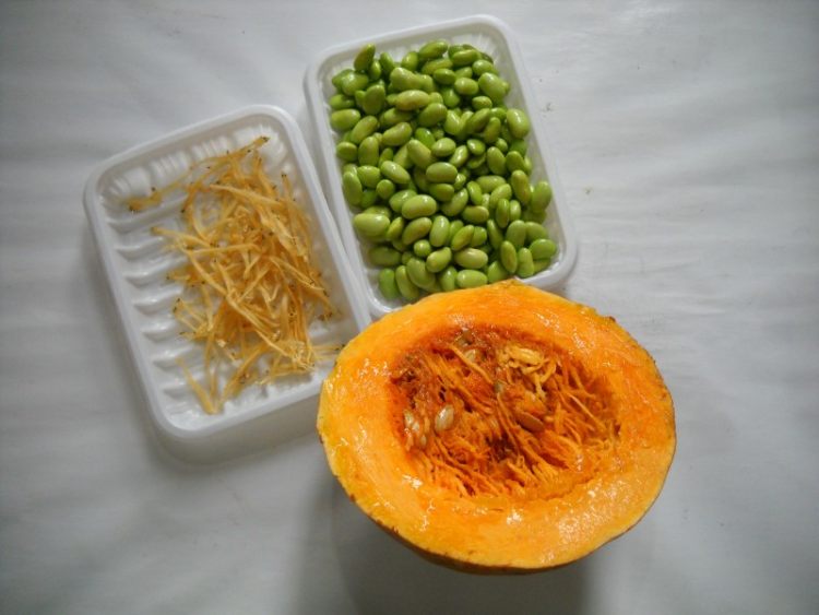 蒜香瓜豆烩银鱼步骤1