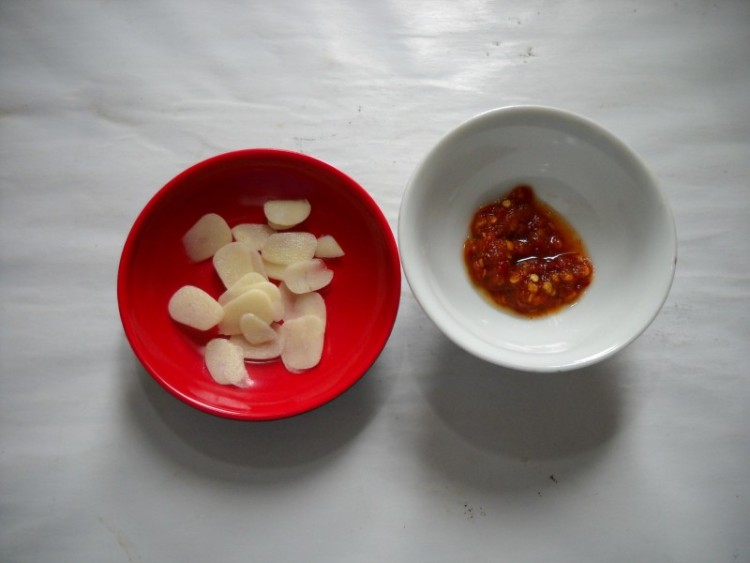 蒜香瓜豆烩银鱼步骤3