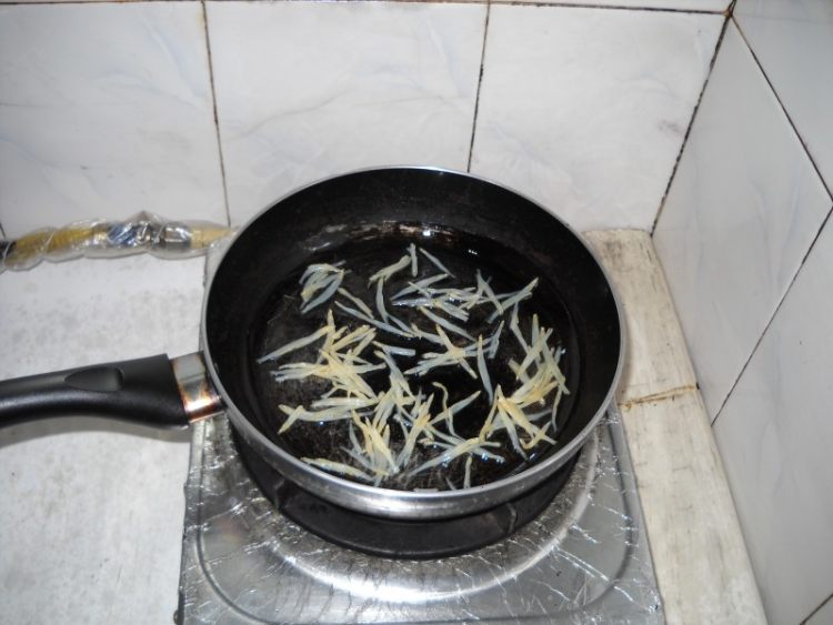 蒜香瓜豆烩银鱼步骤5