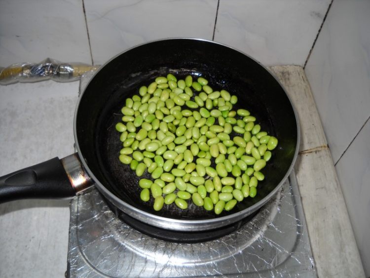 蒜香瓜豆烩银鱼步骤6
