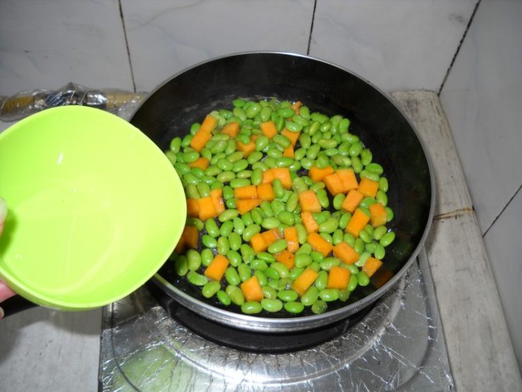 蒜香瓜豆烩银鱼步骤8
