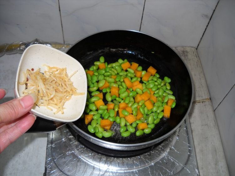 蒜香瓜豆烩银鱼步骤9