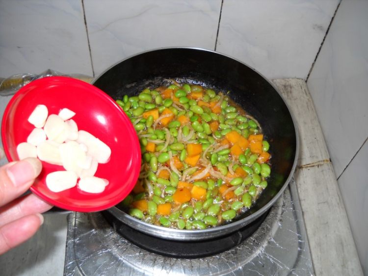 蒜香瓜豆烩银鱼步骤12