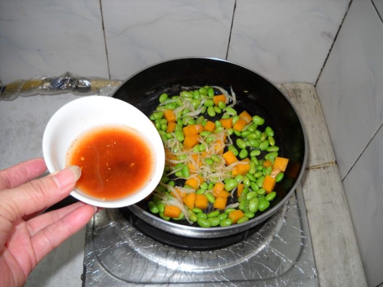 蒜香瓜豆烩银鱼步骤10
