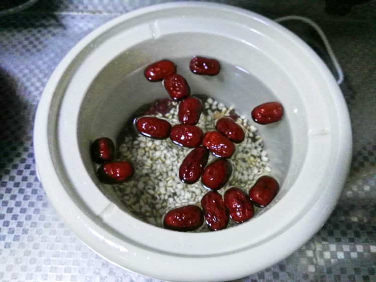 双红薏仁粥步骤2