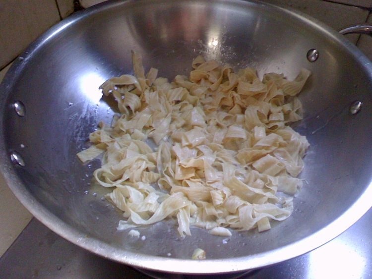 豆皮炒青菜步骤5