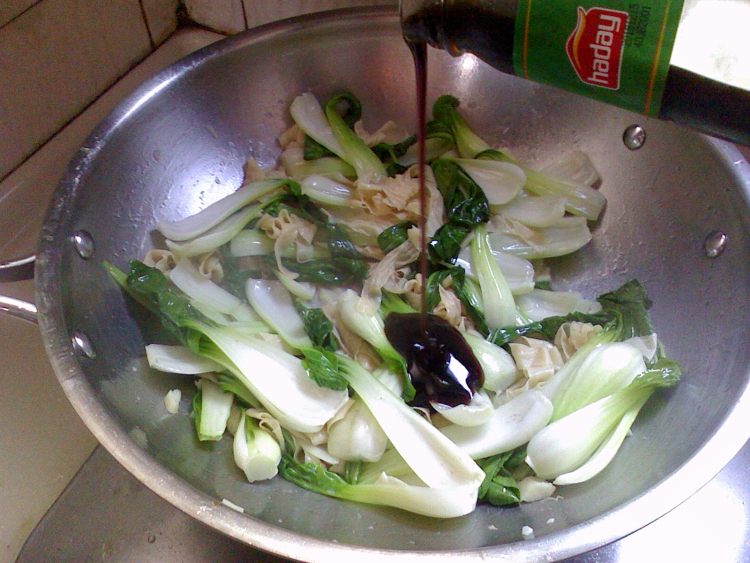 豆皮炒青菜步骤7