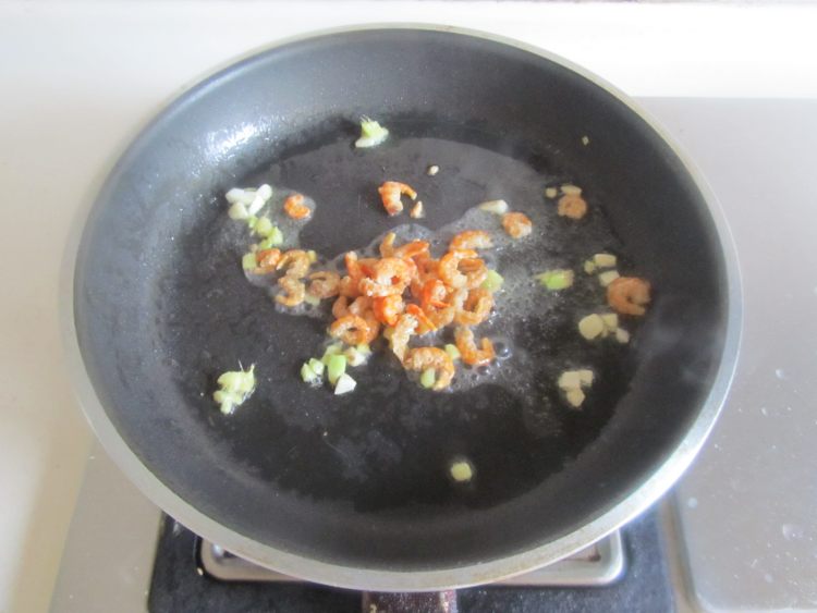 海米炒红薯叶步骤4