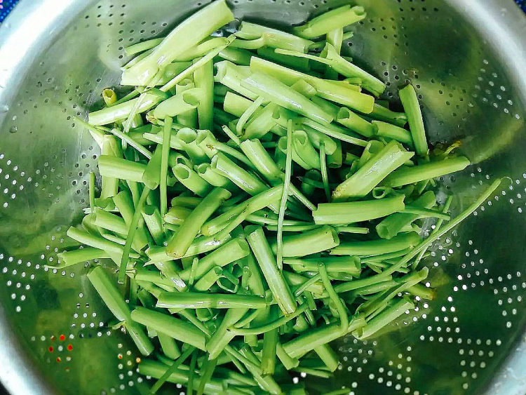 酸辣蕹菜梗步骤1