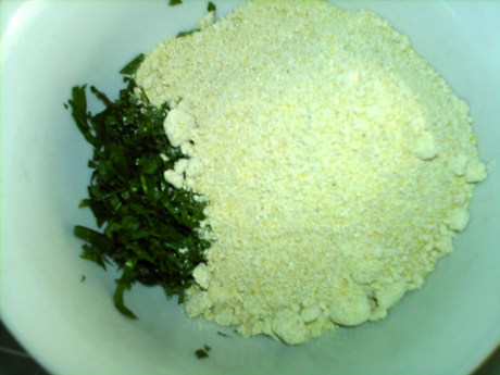 蒸蒲公英鸡蛋玉米饼步骤3