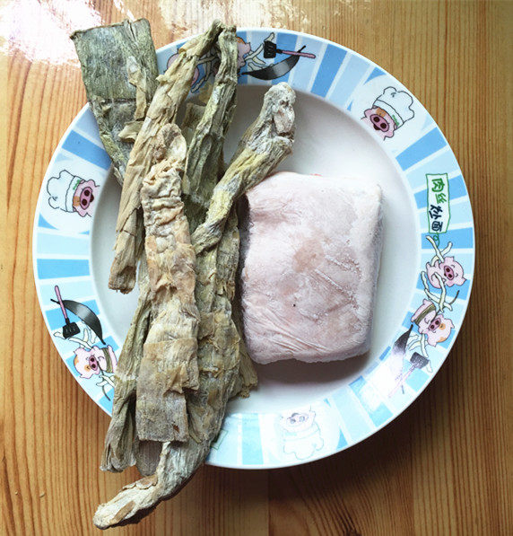 云雾笋干炒肉丝步骤1