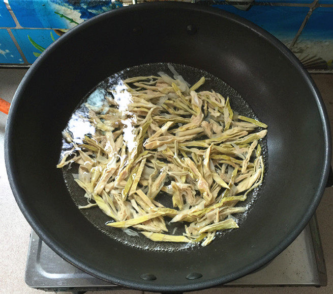 云雾笋干炒肉丝步骤5