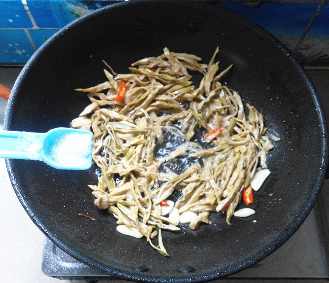 云雾笋干炒肉丝步骤9