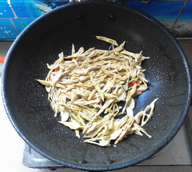 云雾笋干炒肉丝步骤8