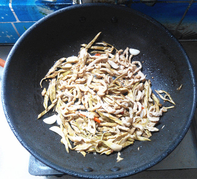 云雾笋干炒肉丝步骤11