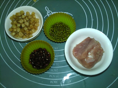 红绿豆瑶柱瘦肉汤步骤1