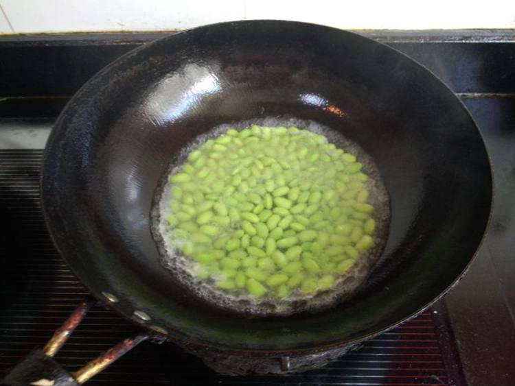 金钩虾毛豆丝瓜汤步骤5