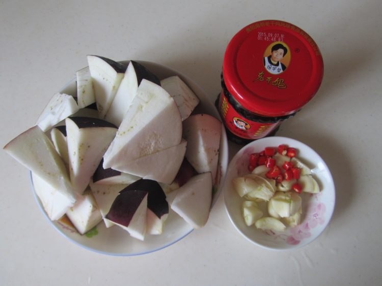 老干妈烧茄子步骤1