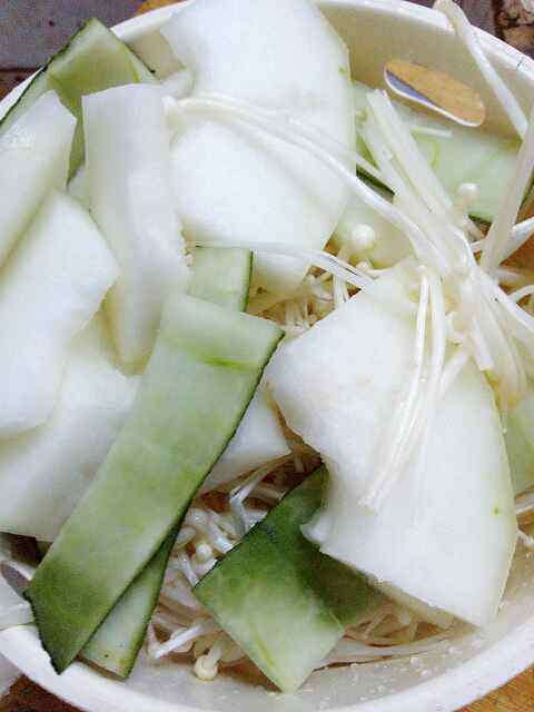 冬瓜金针菇肉片汤步骤1