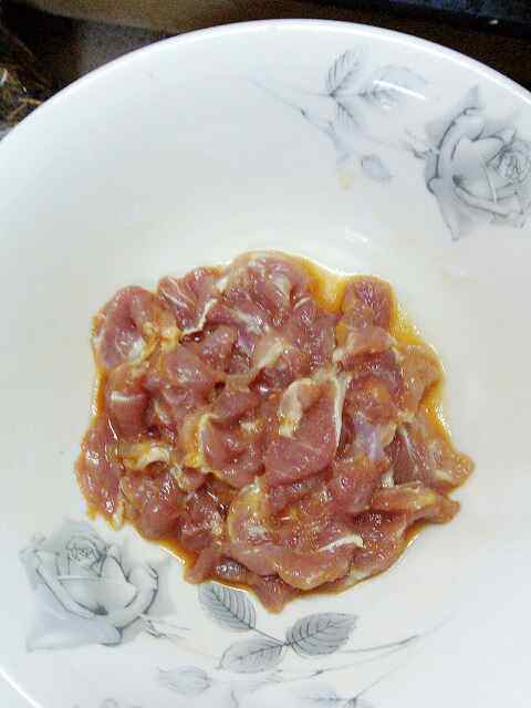 冬瓜金针菇肉片汤步骤2
