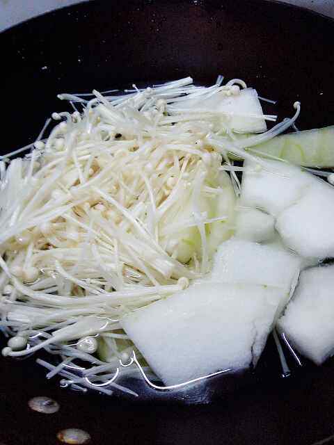 冬瓜金针菇肉片汤步骤3