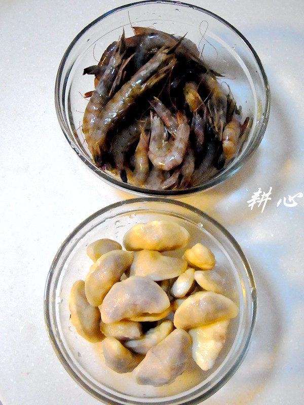 鲜虾菱角汤步骤1
