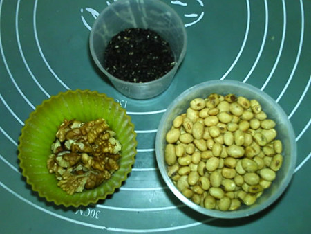 黑芝麻核桃豆浆步骤1