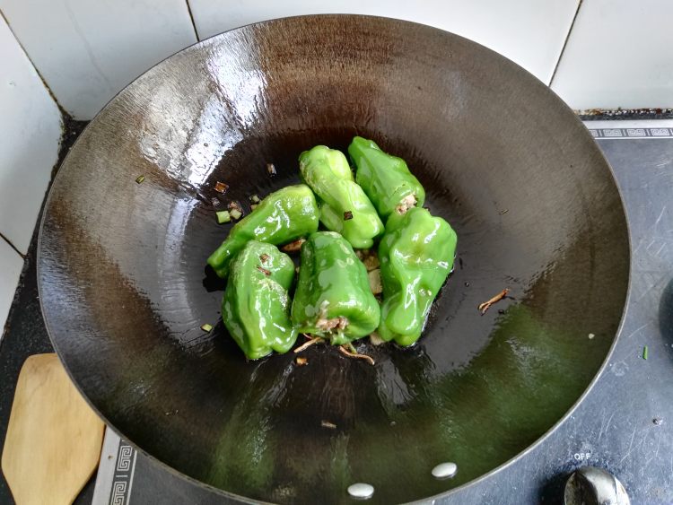红烧青椒灌肉步骤6