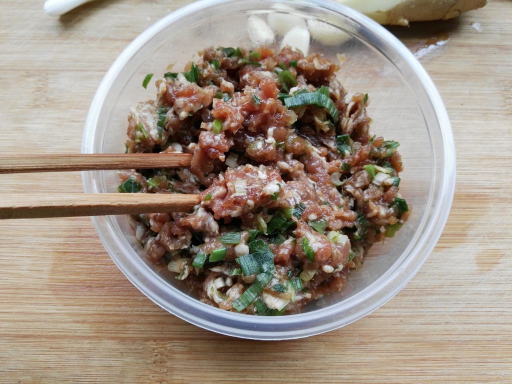 红烧青椒灌肉步骤2