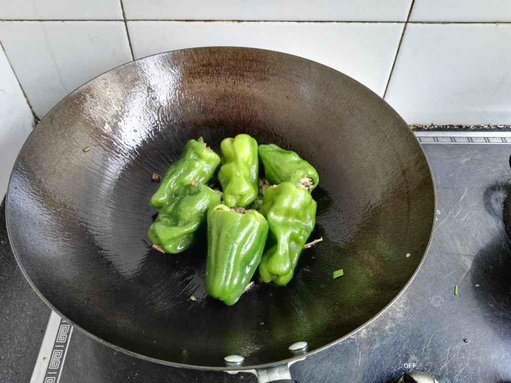 红烧青椒灌肉步骤5