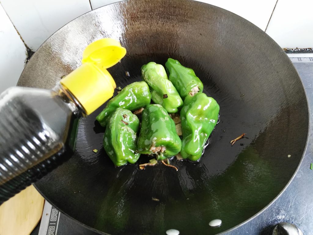 红烧青椒灌肉步骤7