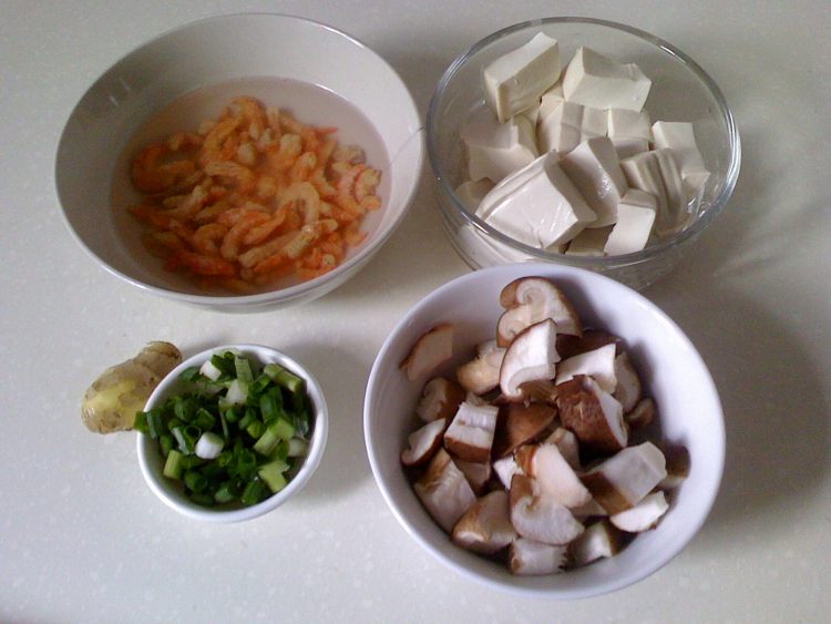 香菇豆腐汤步骤1