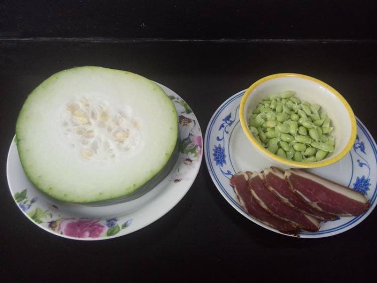 腊肉毛豆子冬瓜汤步骤1